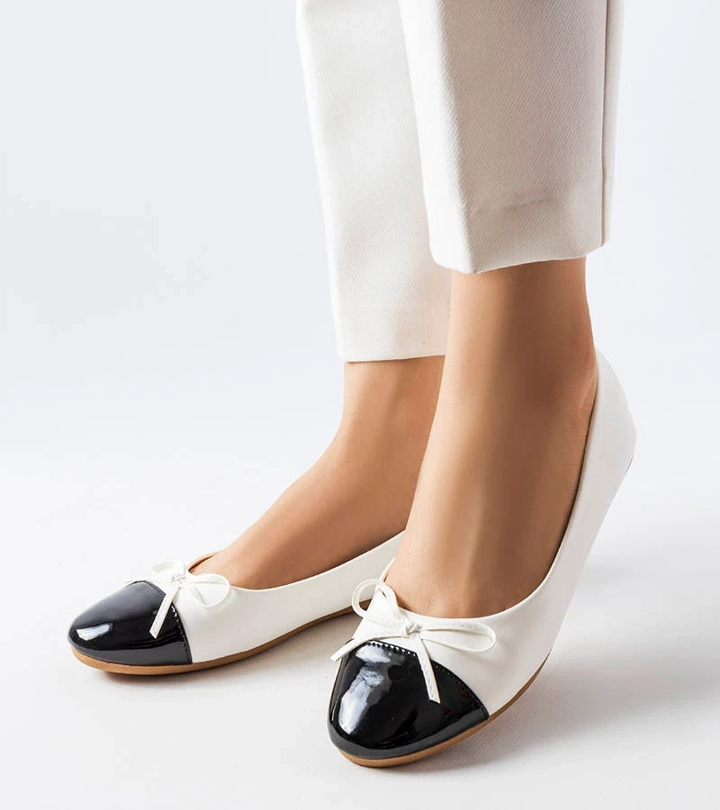 Białe balerinki z kokardką