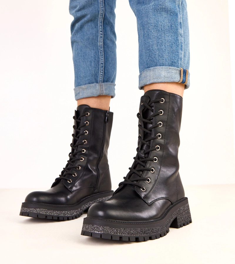 Hers Czarne botki na platformie z ozdobną podeszwą