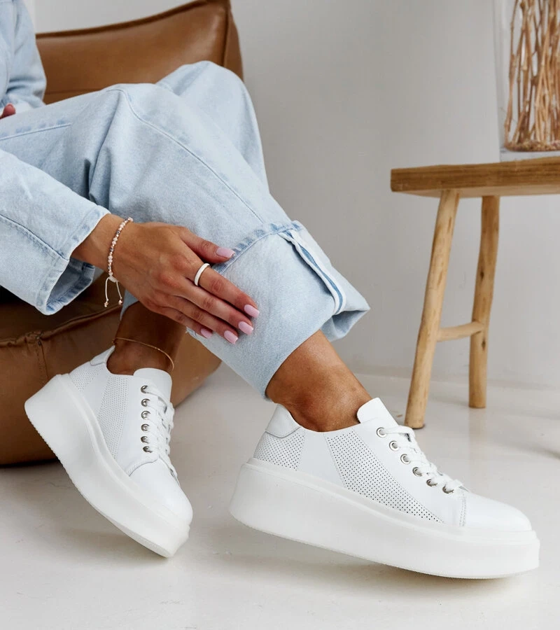 Białe skórzane sneakersy na grubej podeszwie