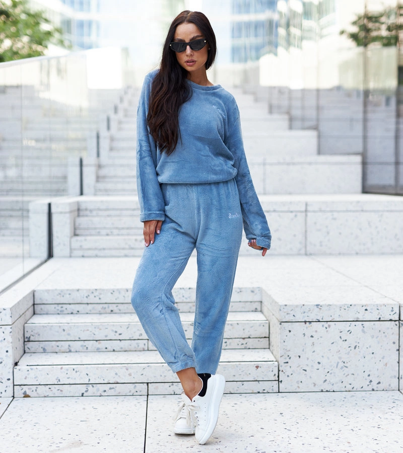 Niebieski komplet z pluszowej dzianiny