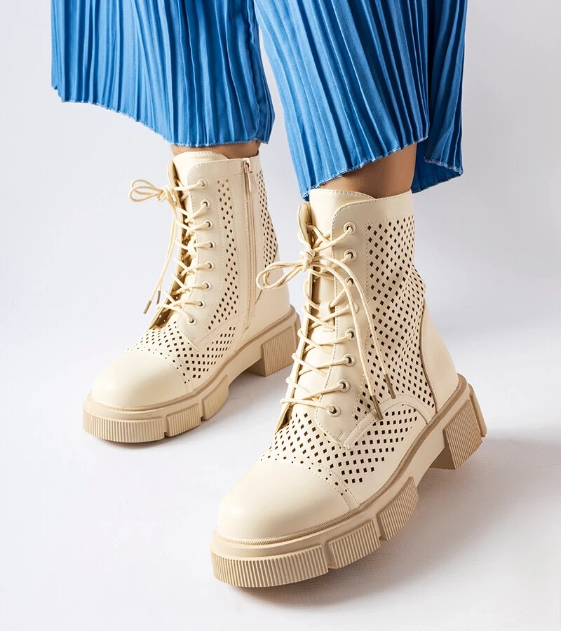 Beżowe botki ozdobione ażurowym wzorem