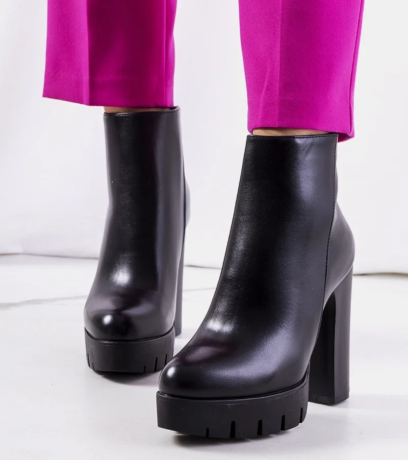 Botki czarne na ozdobnym srebrnym słupku