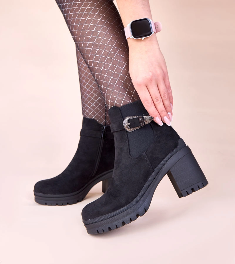 Hers Czarne botki na słupku z ozdobną sprzączką