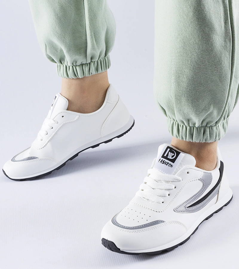 Białe sportowe sneakersy