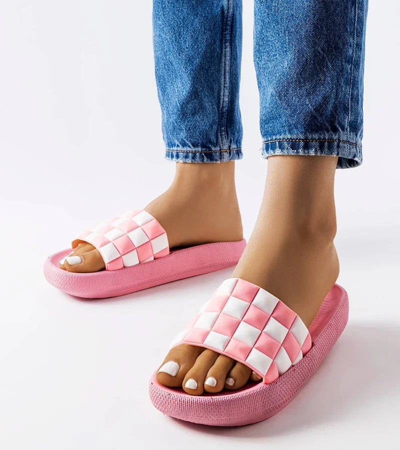 Różowe gumowe klapki na platformie