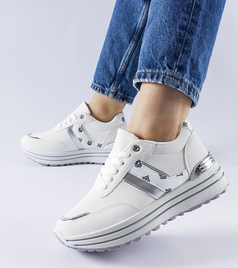 Białe sneakersy na platformie