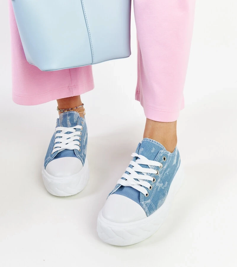 Niebieskie trampki na wysokiej platformie