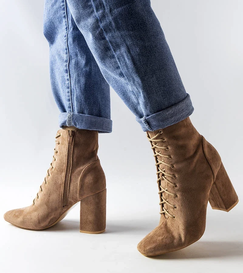 Beżowe sznurowane botki na słupku