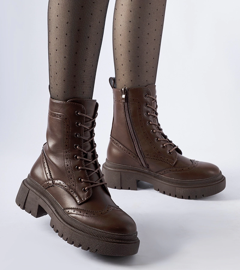 Brązowe trapery zdobione przeszyciami