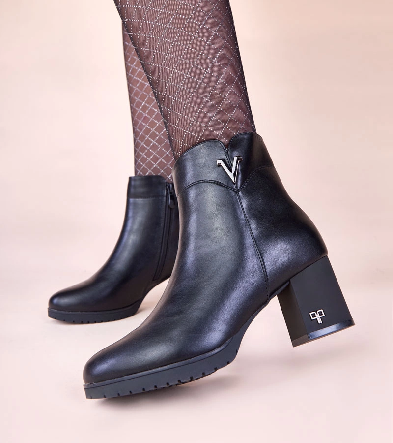 Hers Czarne botki na słupku z matowym wykończeniem