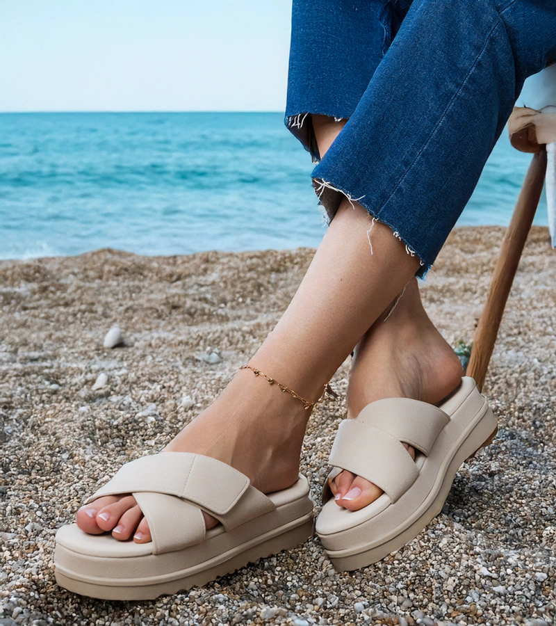 Hers Beżowe klapki z paskami na platformie