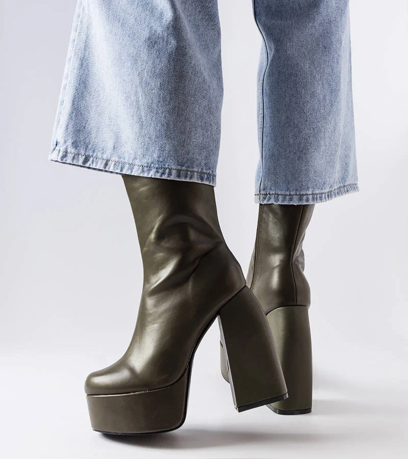 Zielone masywne botki na słupku