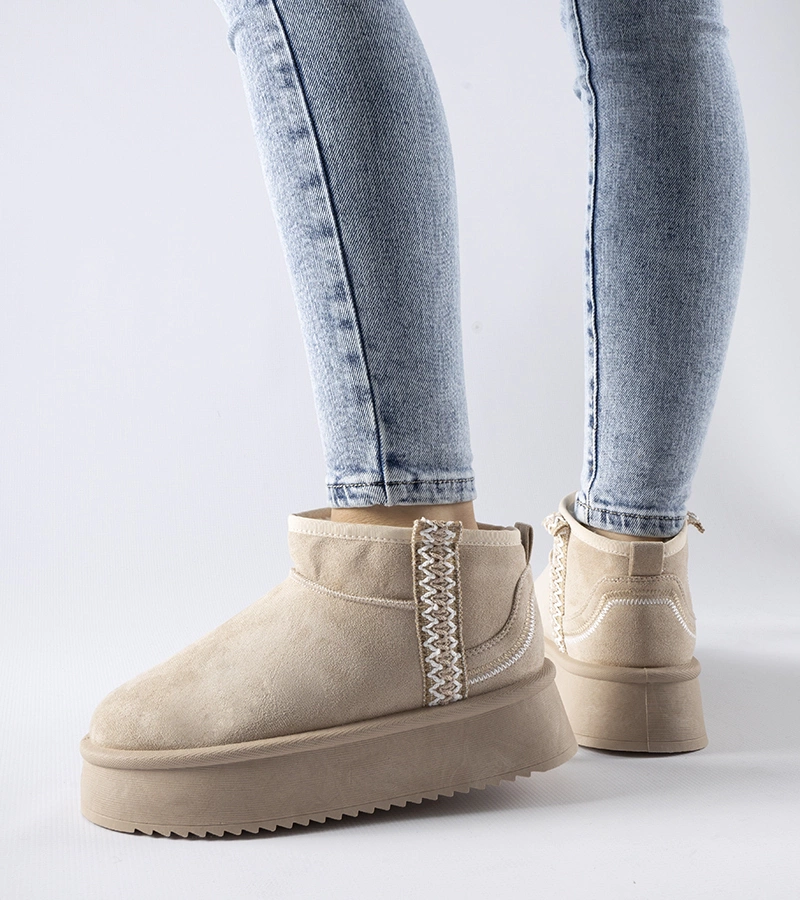 Beżowe śniegowce na platformie