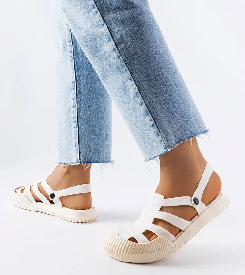 Białe gumowe klapki