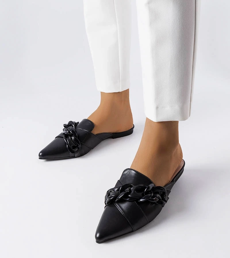 Czarne klapki ze szpiczastym noskiem