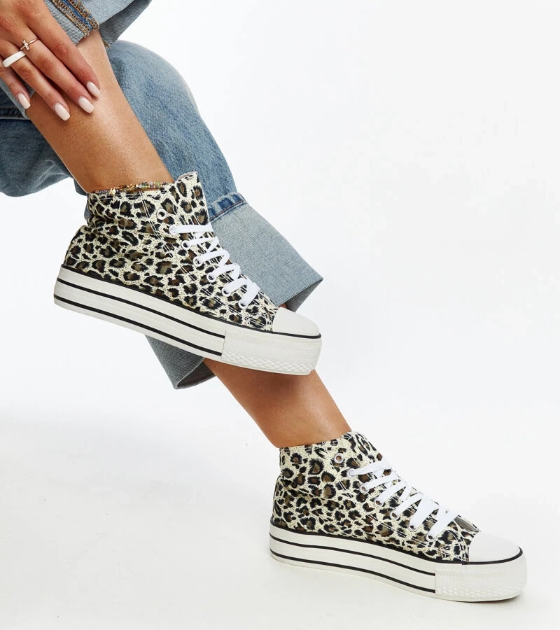 Wysokie trampki w panterkę na grubej podeszwie