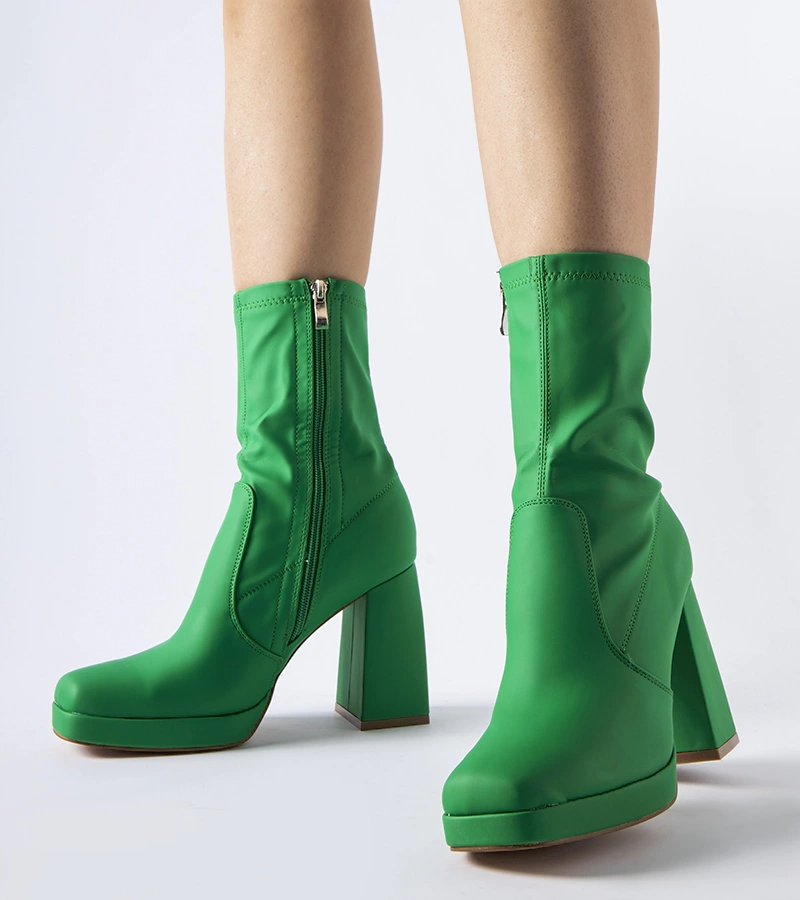 Zielone matowe botki na wysokim słupku