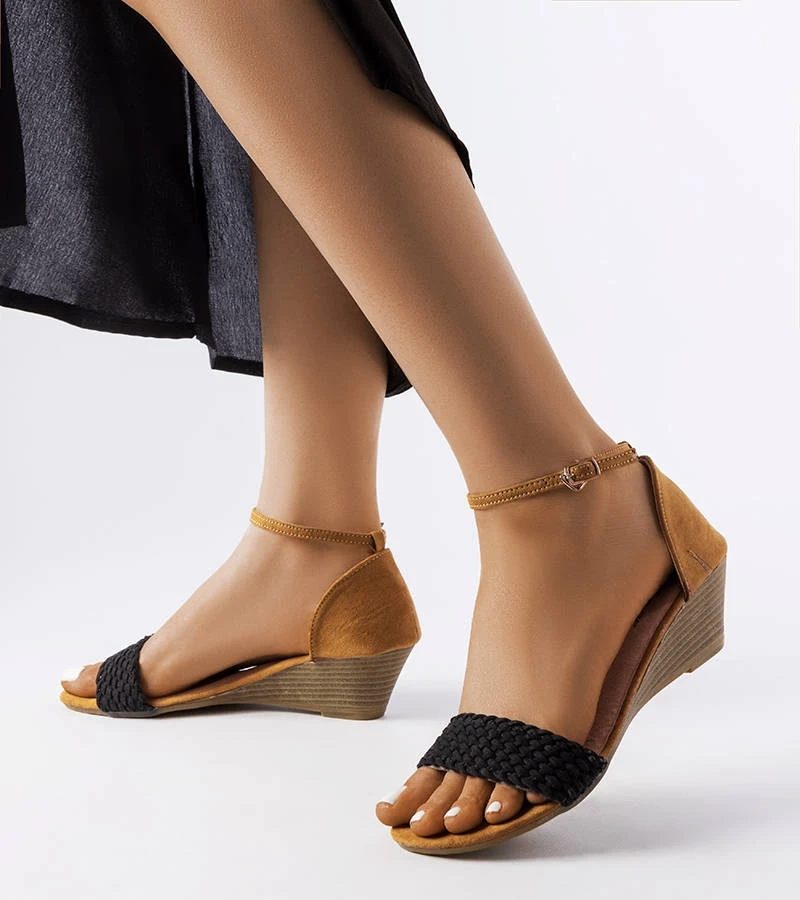 Czarne sandały na koturnie