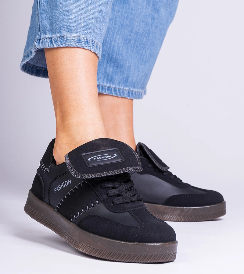 Czarne sneakersy na platformie z przeszyciami