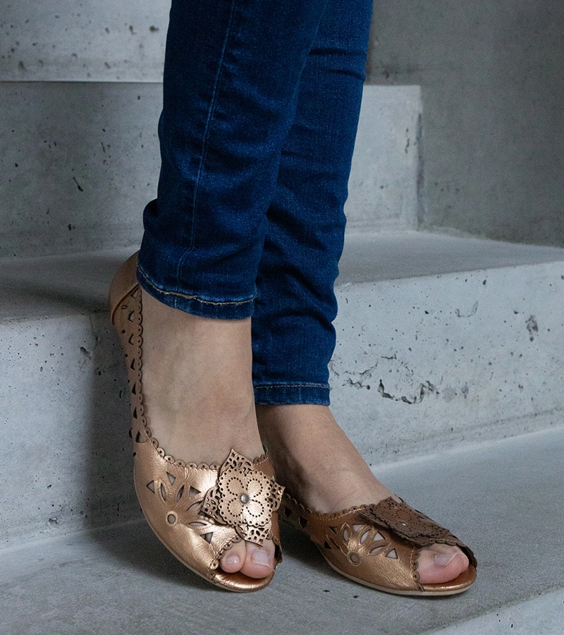 Złote ażurowe balerinki z odkrytym noskiem