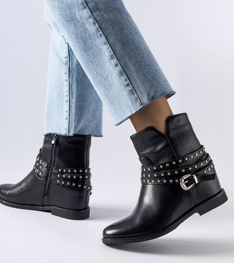 Czarne botki na krytej koturnie