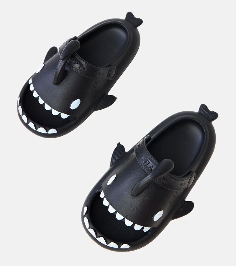 Hers Czarne klapki dziecięce z motywem rekina