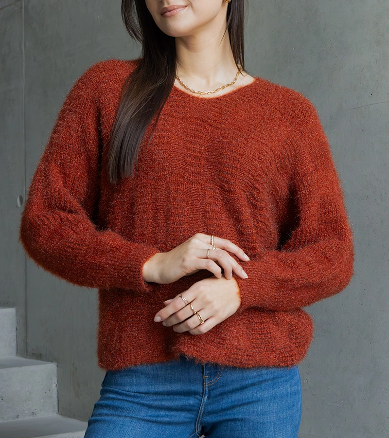 Czerwony sweterek z dekoltem