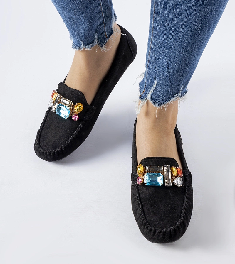 Czarne mokasyny z ozdobnymi błyskotkami