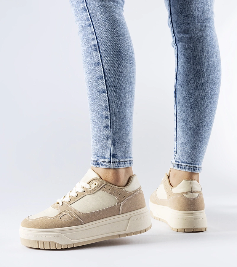 Jasnobeżowe sneakersy na platformie
