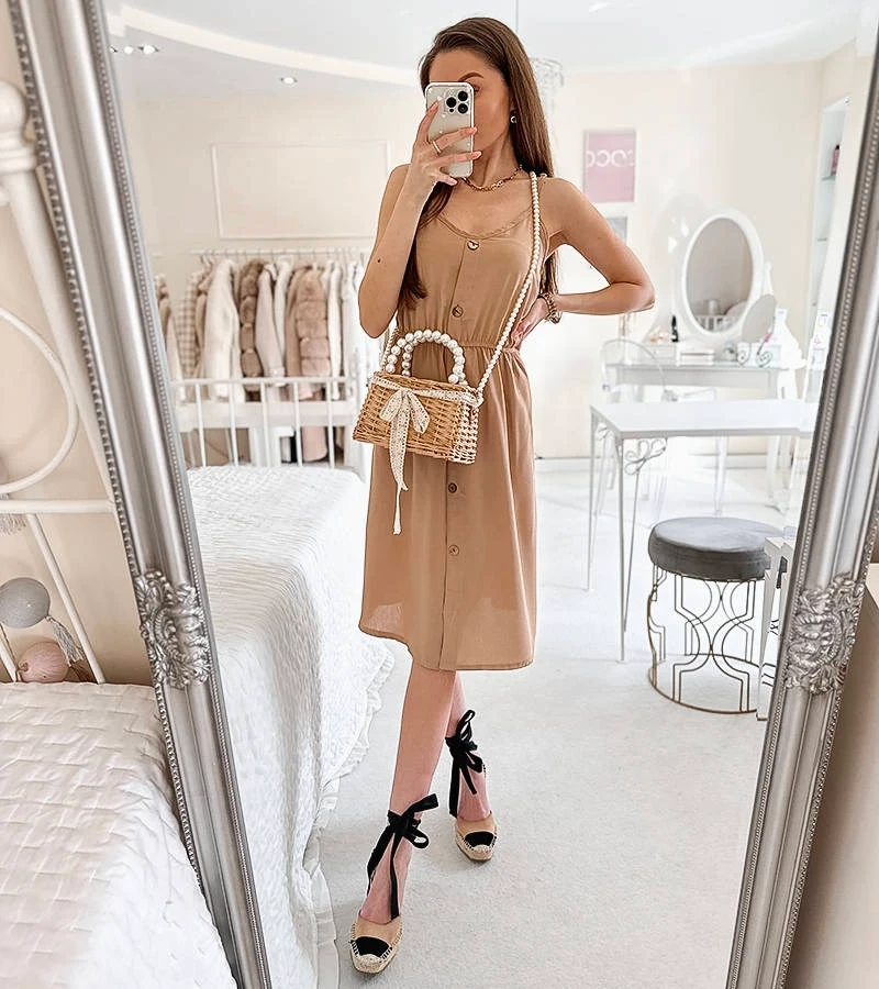 Beżowa sukienka z ozdobnymi guzikami