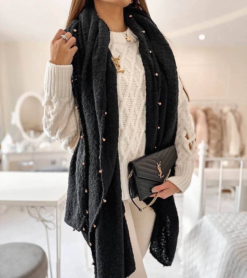 Czarny szal zdobiony koralikami