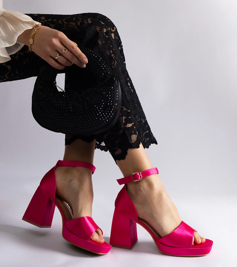 Hers Różowe satynowe sandały na masywnym obcasie