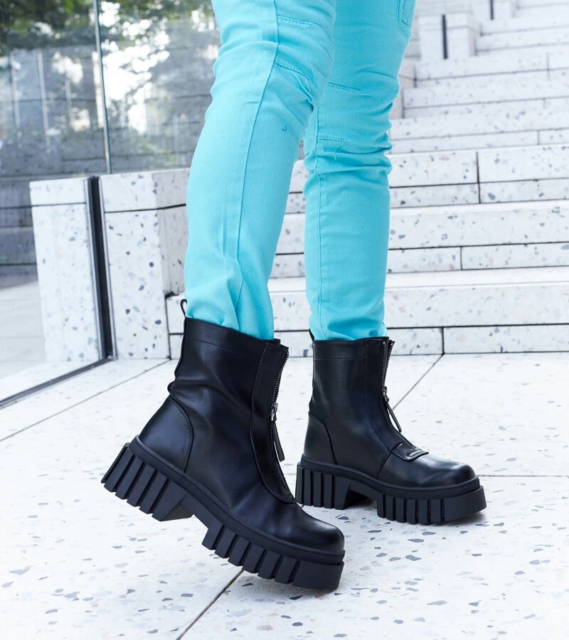 Czarne ocieplane botki na zamek