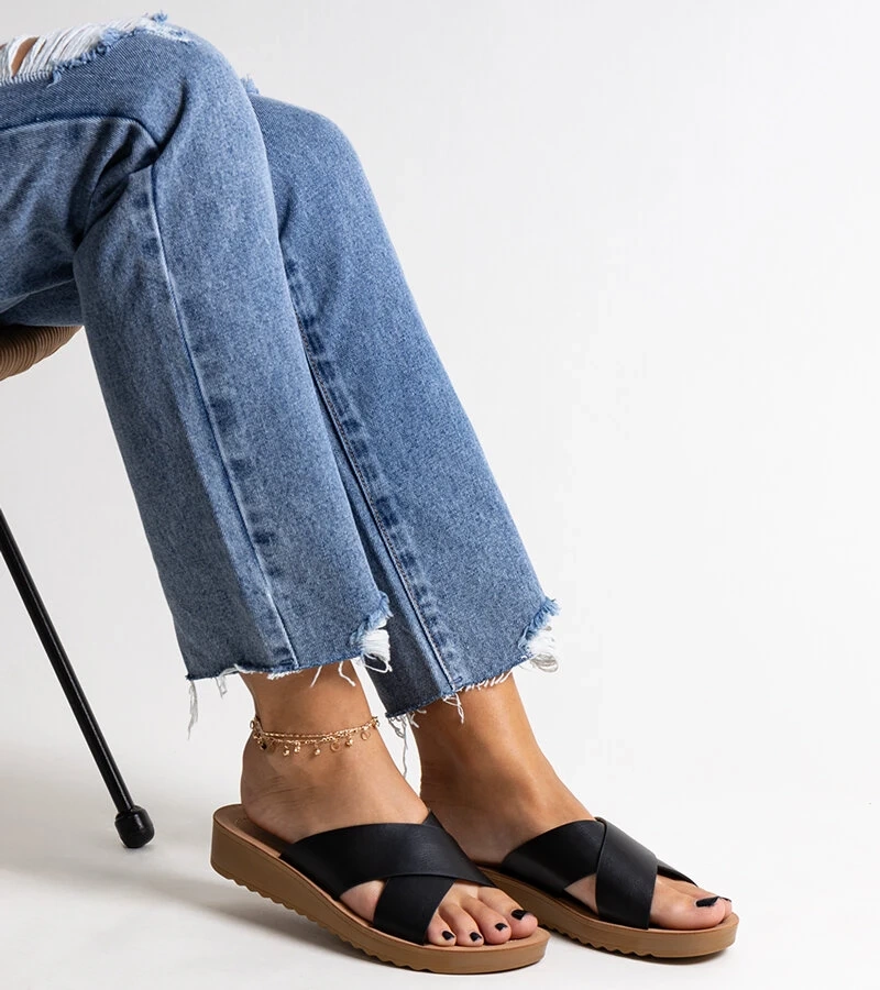 Czarne klapki na koturnie z ecko skóry