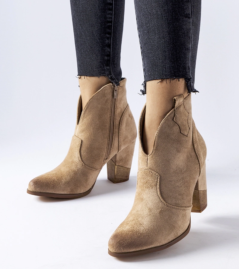 Beżowe wycięte ocieplane kowbojki