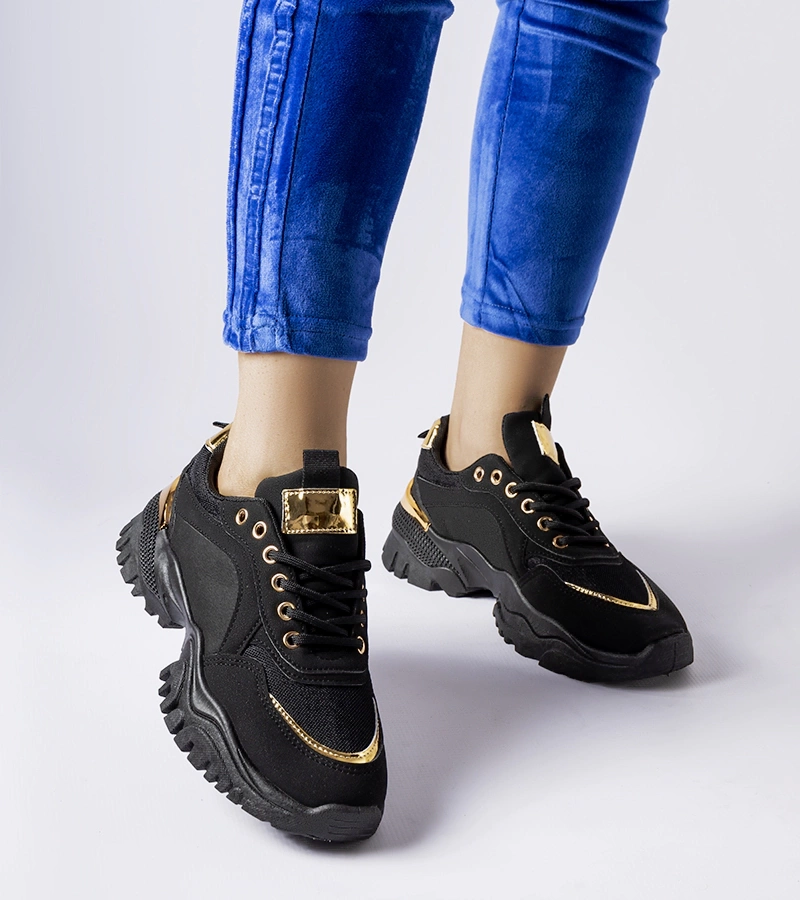 Czarne sneakersy ze złotym akcentem