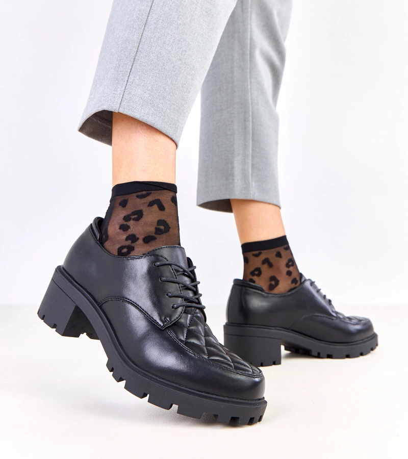 Hers Czarne półbuty z pikowaną wstawką