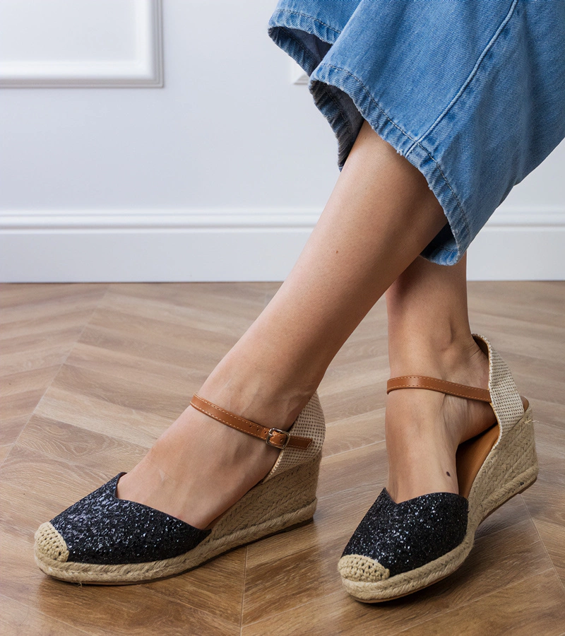 Hers Czarne sandały brokatowe na koturnie