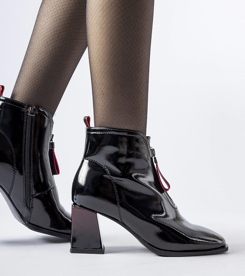 Czarne lakierowane botki na klocku