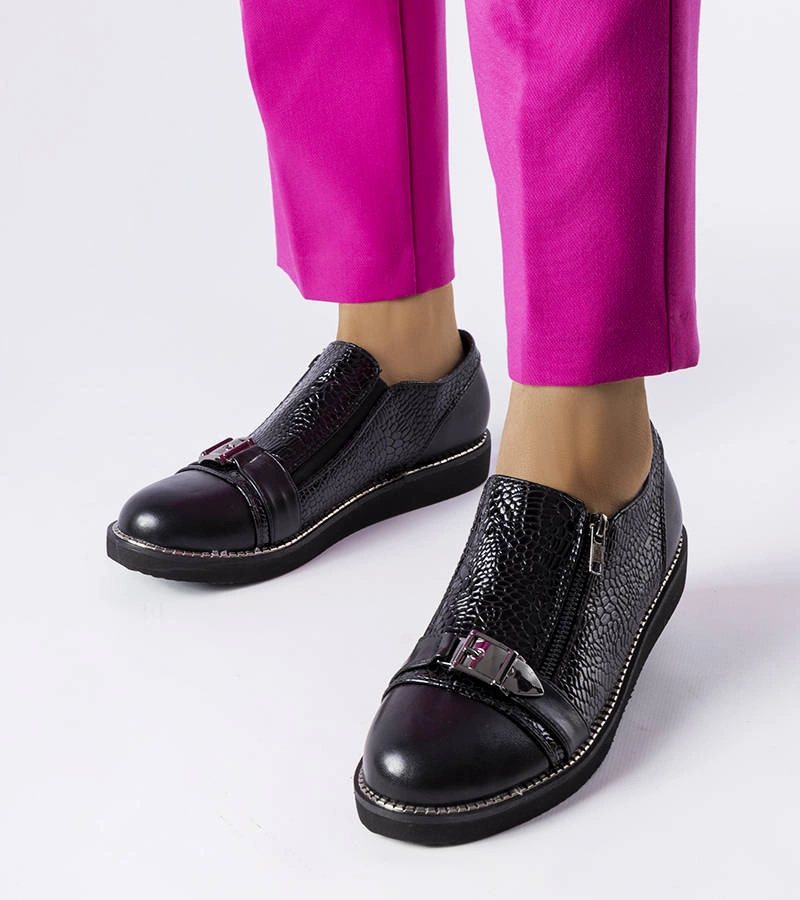 Czarne półbuty z tłoczonymi wstawkami