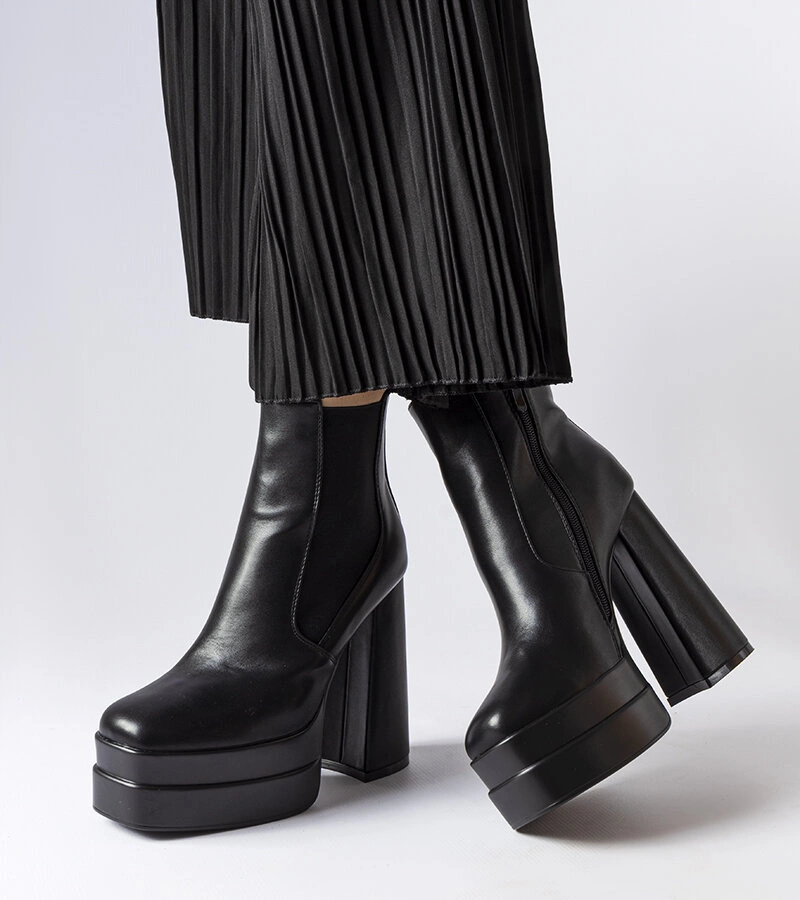 Czarne botki na masywnym słupku