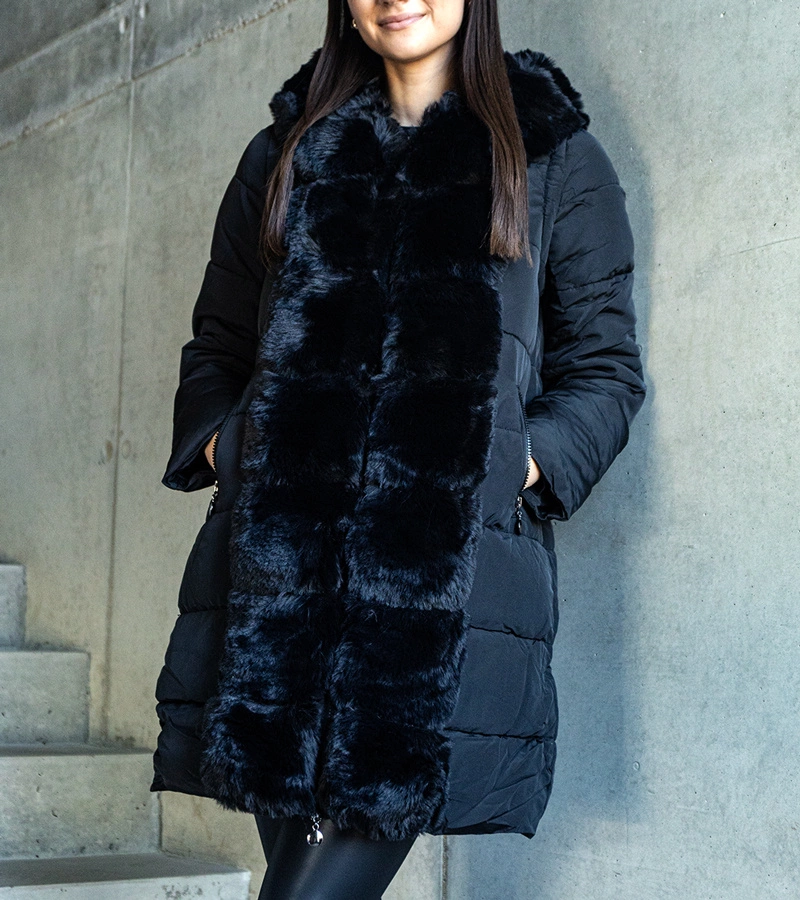 Czarna długa kurtka pikowana z odpinanymi rękawami zdobiona futerkiem