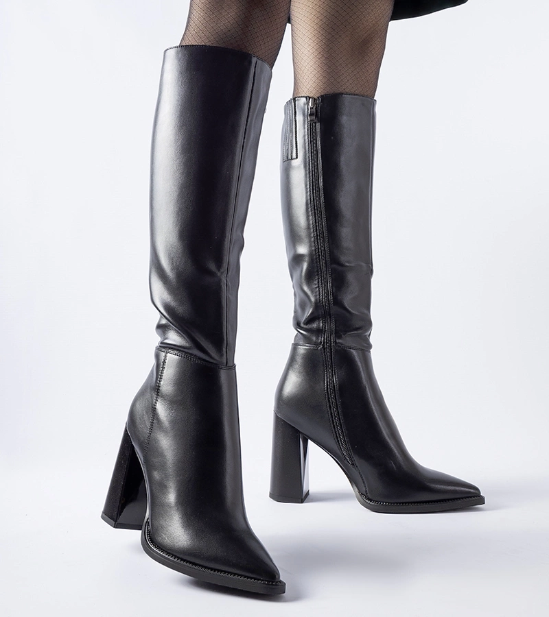 Czarne klasyczne kozaki na słupku