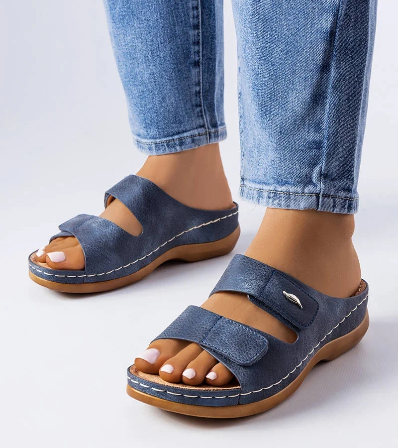 Niebieskie klapki na koturnie