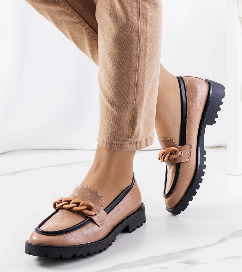 Brązowe półbuty z ozdobnym łańcuchem