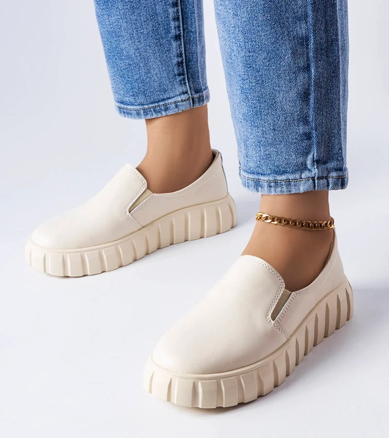 Półbuty beżowe ze skórzana wkładką na masywnej podeszwie