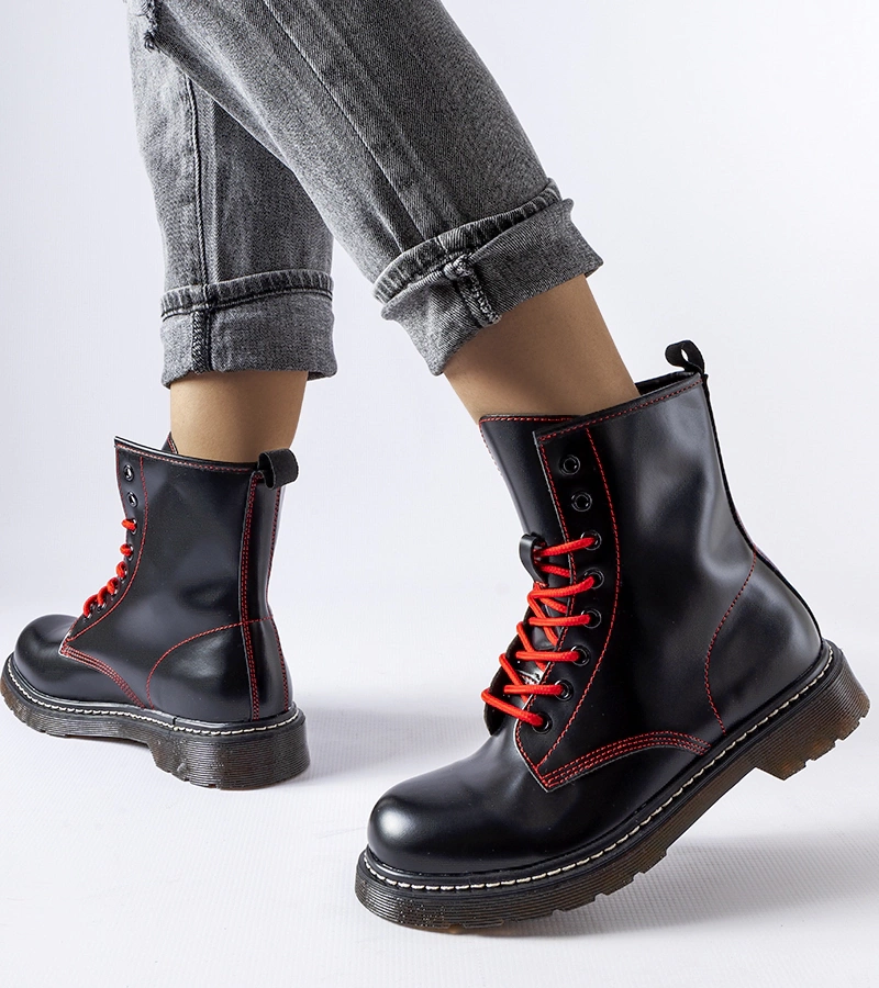 Czarne trapery zdobione czerwoną nitką