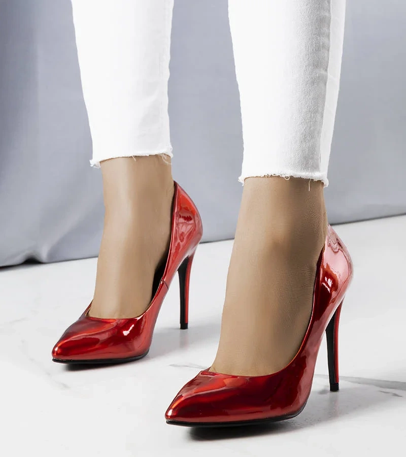 Czerwone lakierowane szpilki