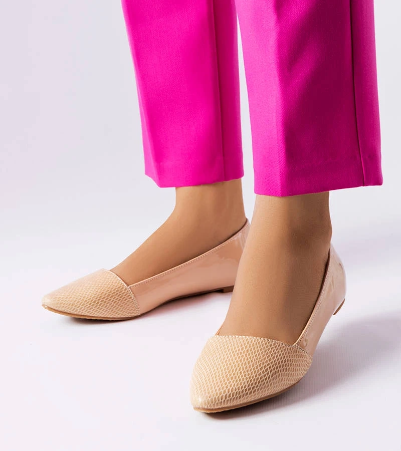 Beżowe balerinki z lakierowanym szpiczastym noskiem