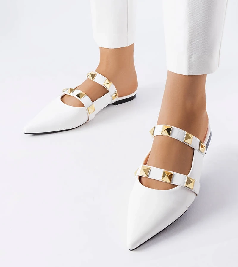 Białe klapki zdobione ćwiekami i szpiczastym noskiem